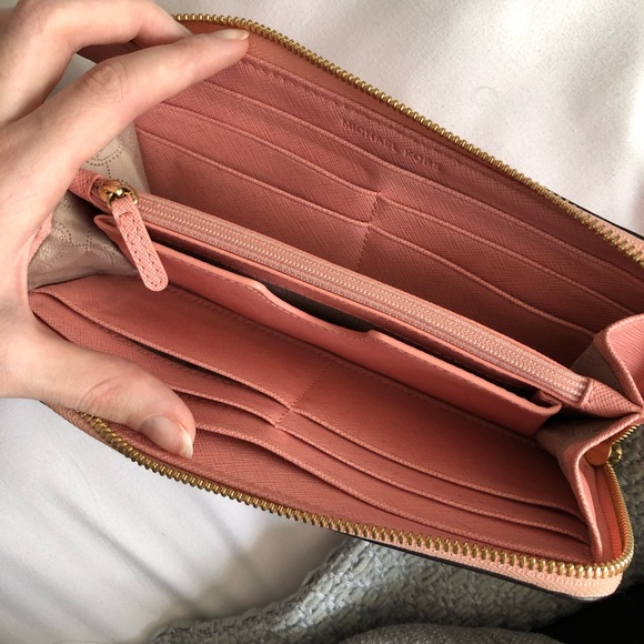 Light pink Michael Kors Wallet - Picture 4 of 4